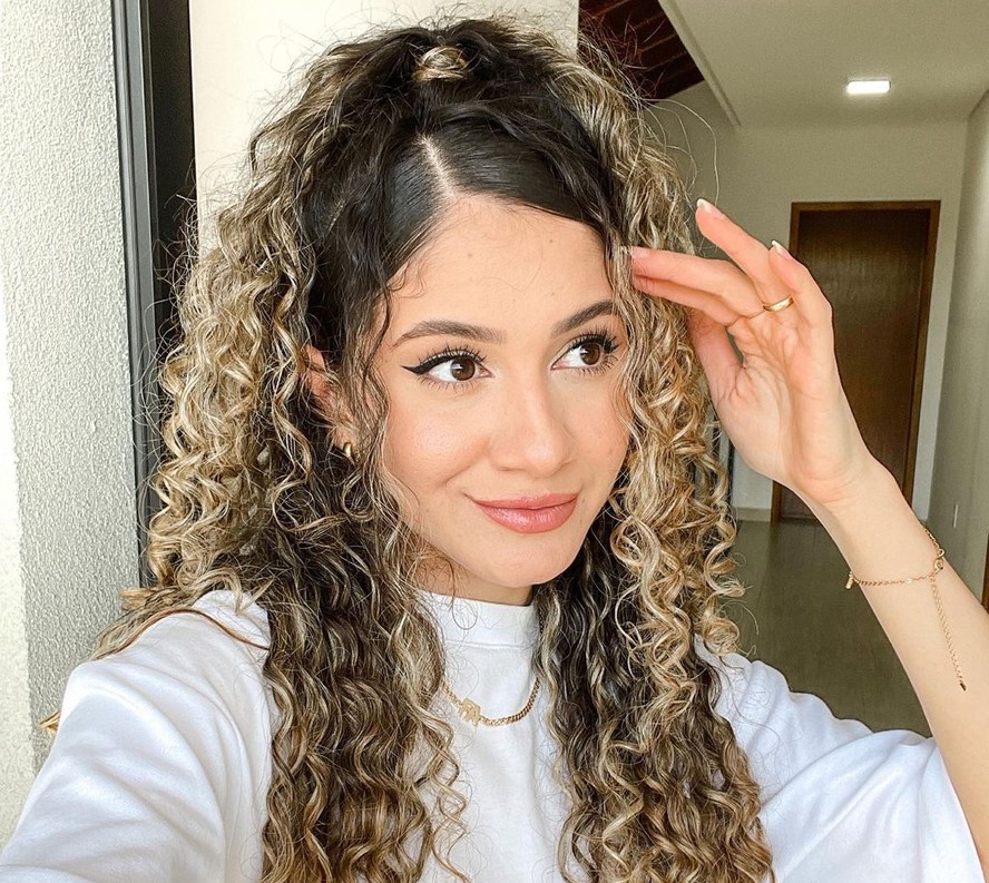 penteados para cabelo cacheado curto com lenço