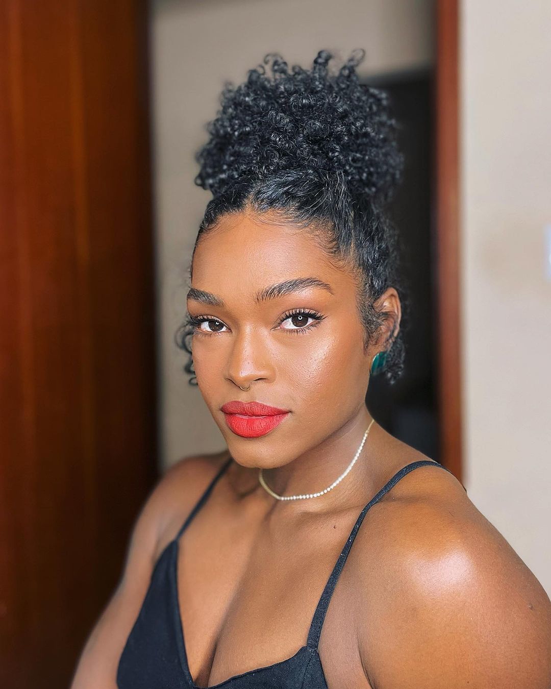 penteados para cabelo cacheado curto com lenço