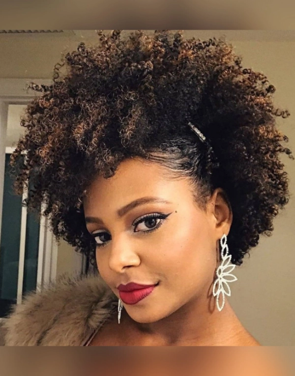 ideias de penteados para cabelo cacheado curto e moderno