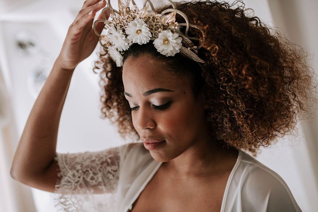 como manter o penteado cacheado no casamento