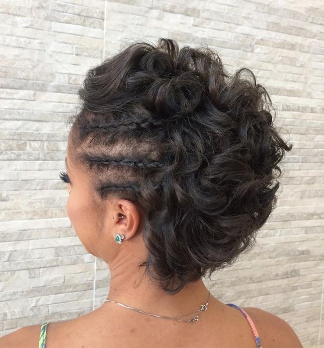 penteados para cabelo curto cacheado com franja
