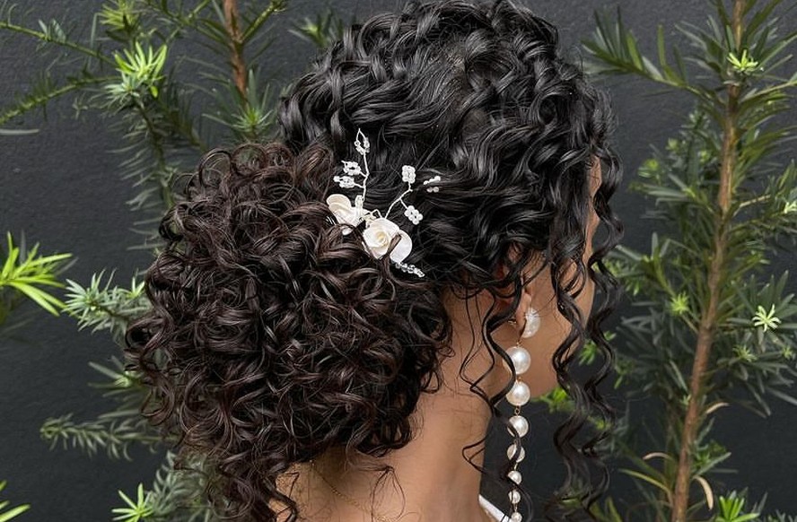 penteados para madrinha cabelo cacheado