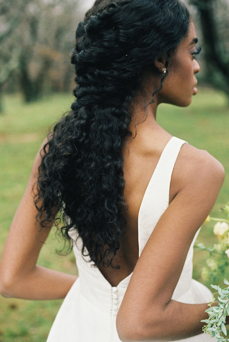 penteados para madrinha cabelo cacheado