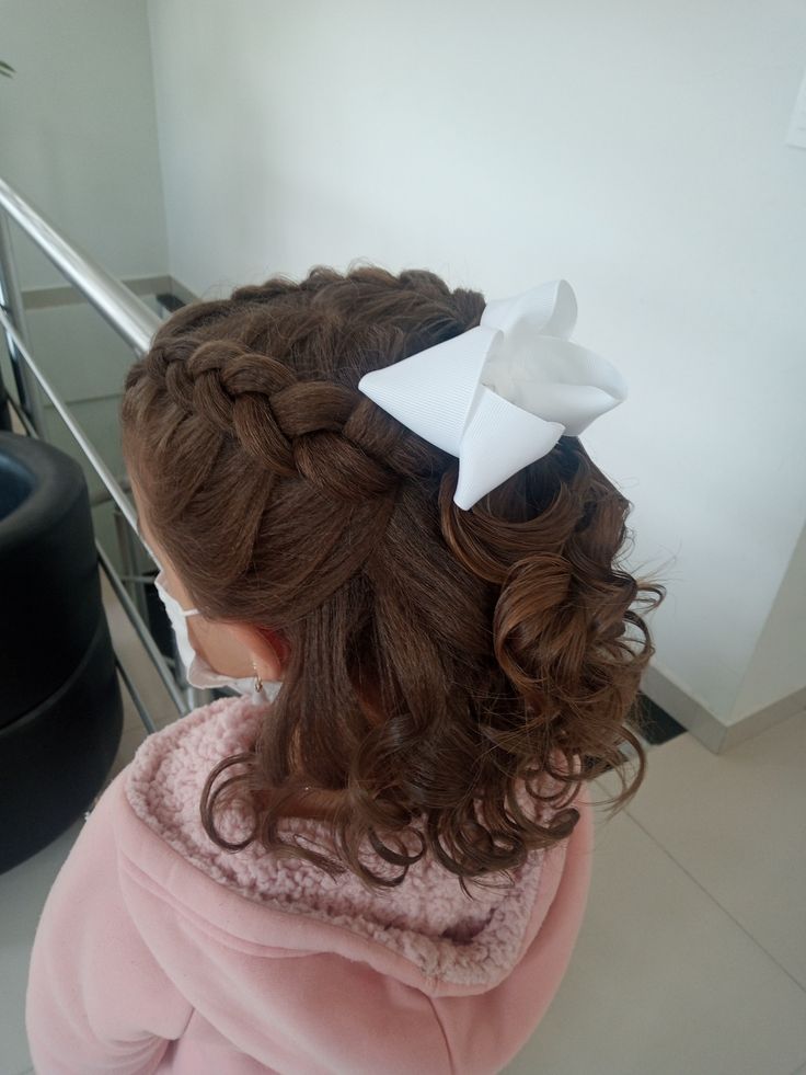 penteado para daminha cabelo cacheado