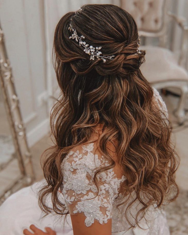 penteados para debutante com coroa cabelo liso