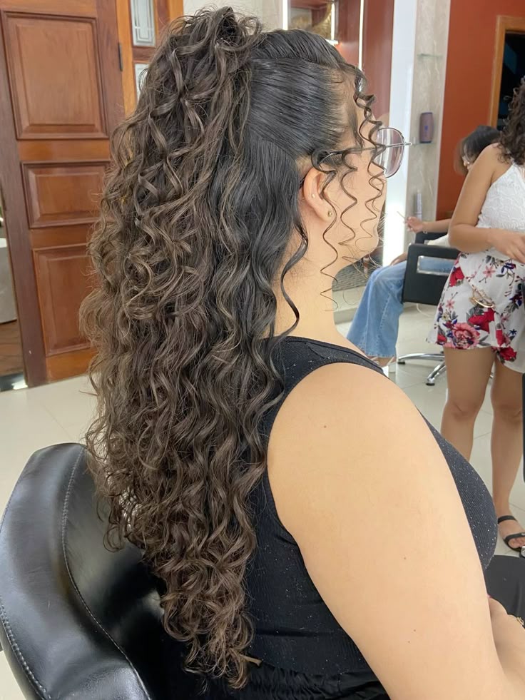 penteados rabo de cavalo cabelo cacheado formatura