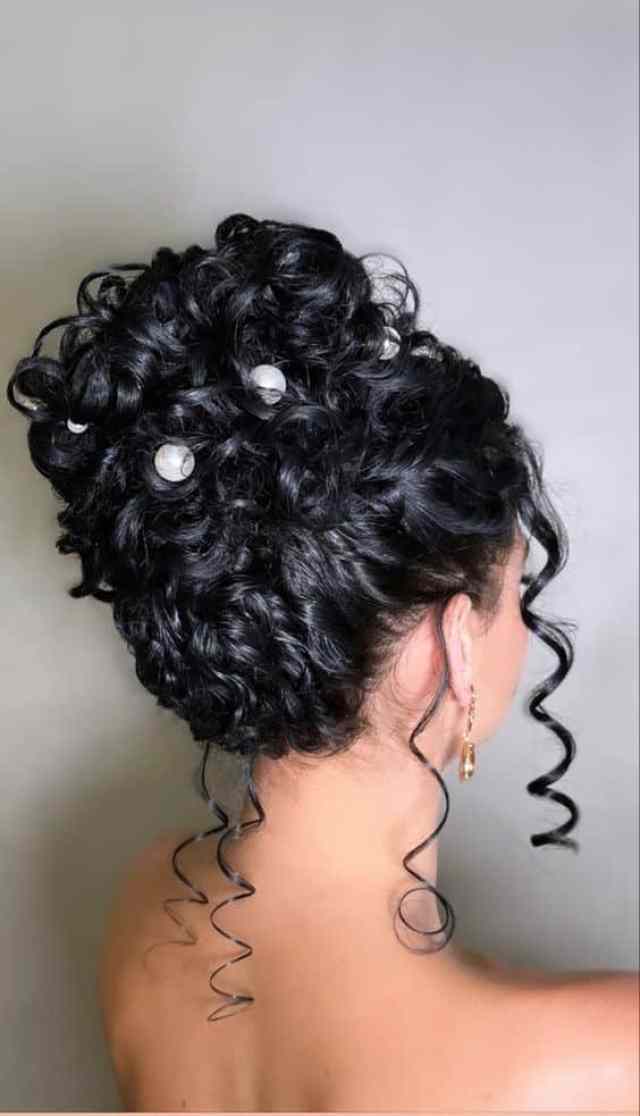 penteados coque cabelo cacheado formatura