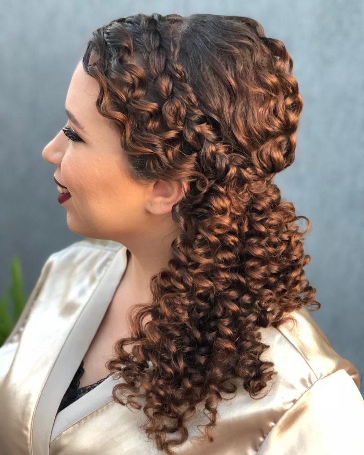penteados formatura cabelo cacheado longo rabo de cavalo