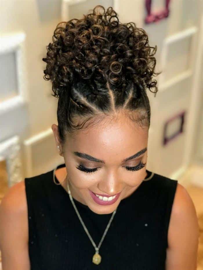 penteados formatura cabelo cacheado longo com acessórios