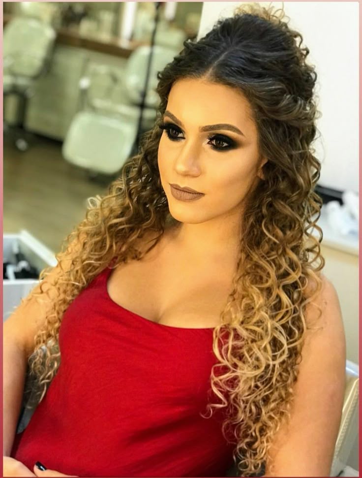 penteados formatura cabelo cacheado longo semipreso
