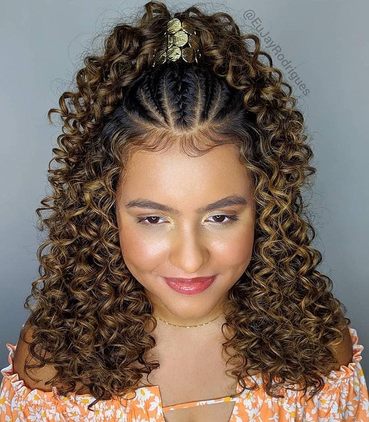 penteados formatura cabelo cacheado longo trança