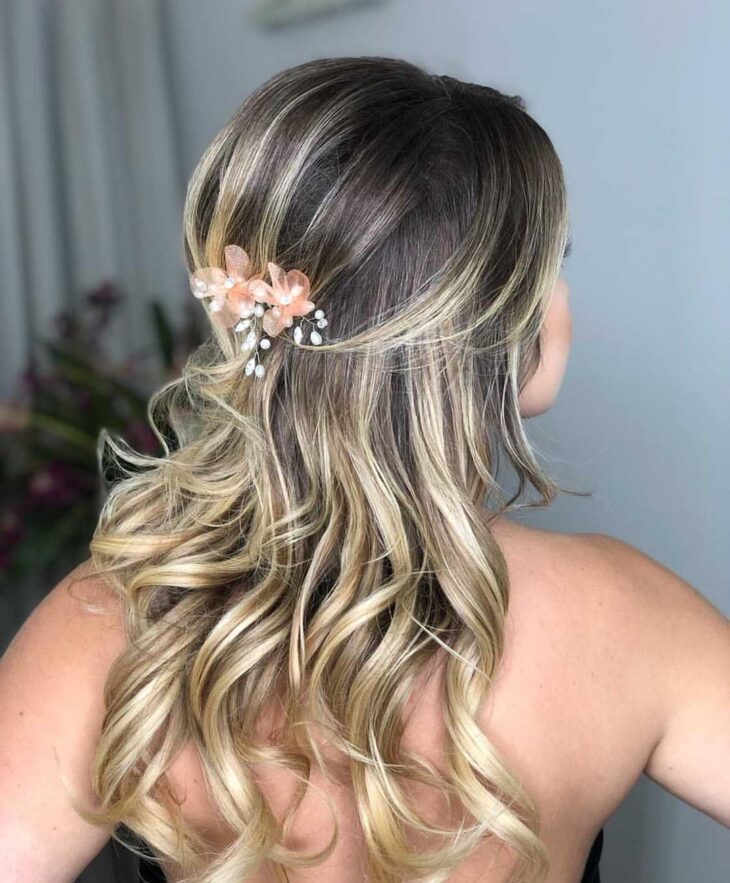 penteado cabelo cacheado mãe da noiva