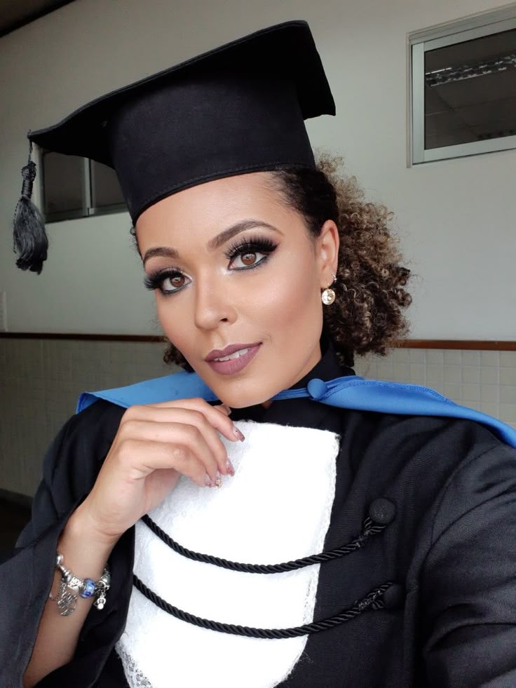penteados para formatura com beca e capelo