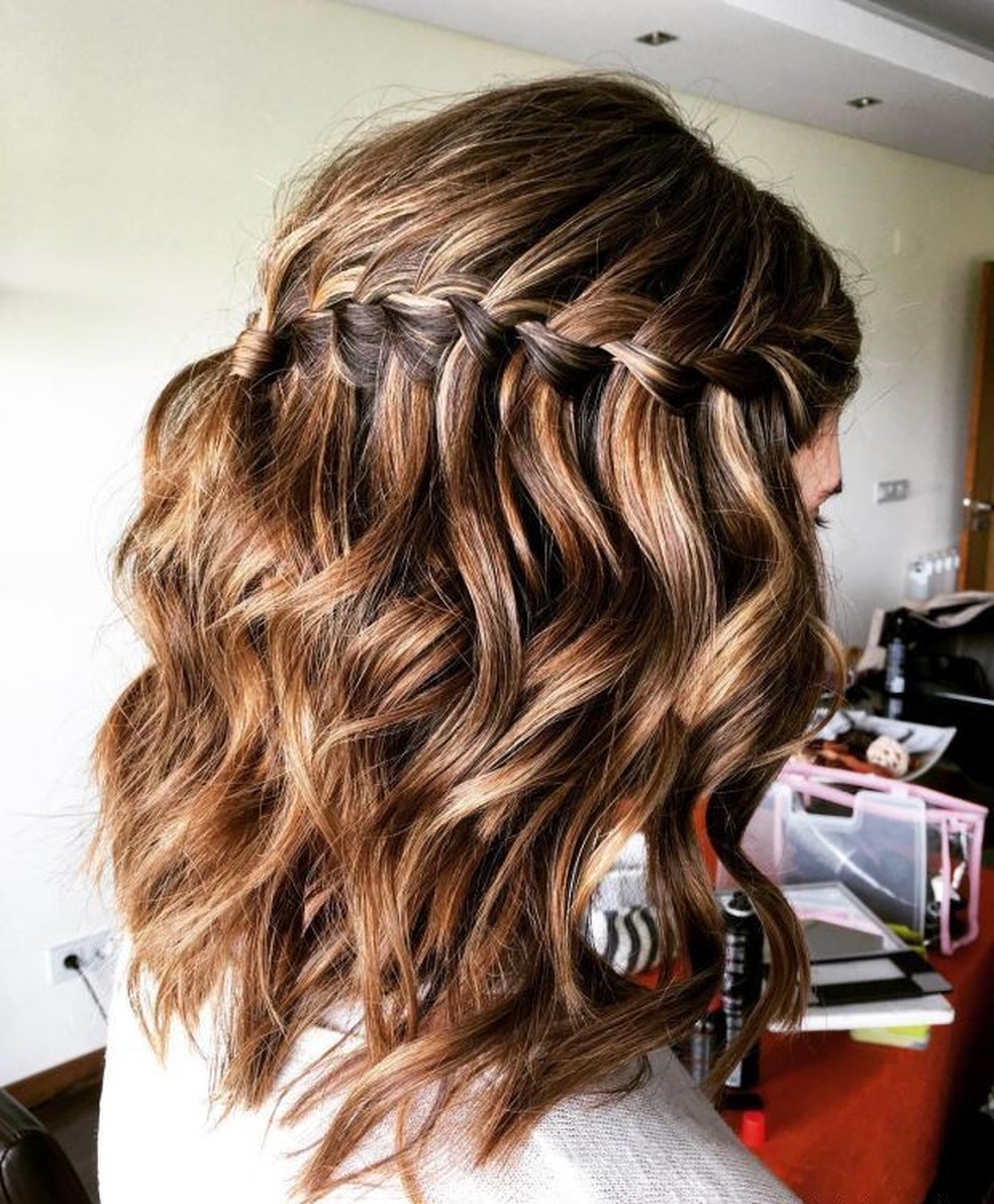 penteados semi presos para cabelos médios com ondas