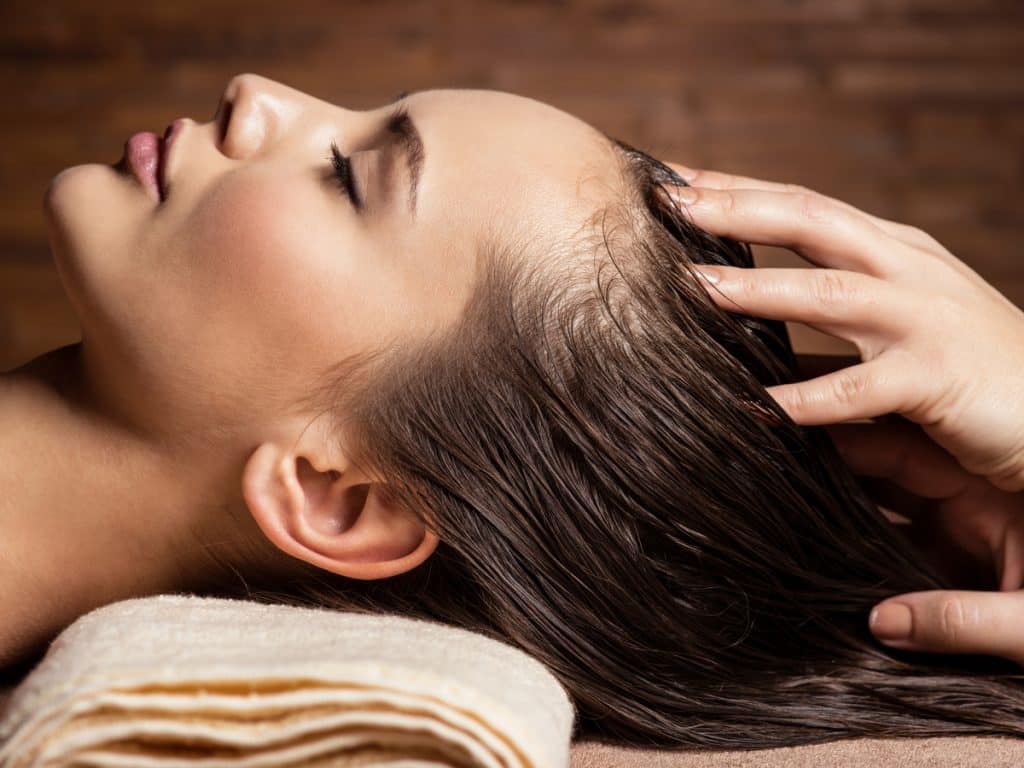 como fazer massagem capilar com cabelo úmido